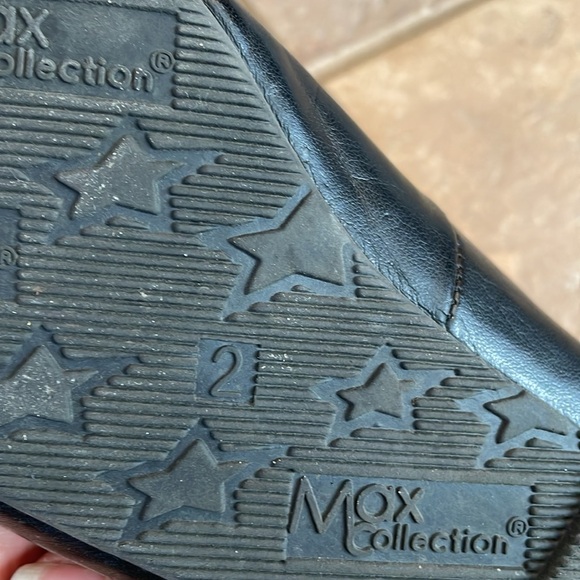 Girls size 2 black slip on shoe - Picture 3 of 3